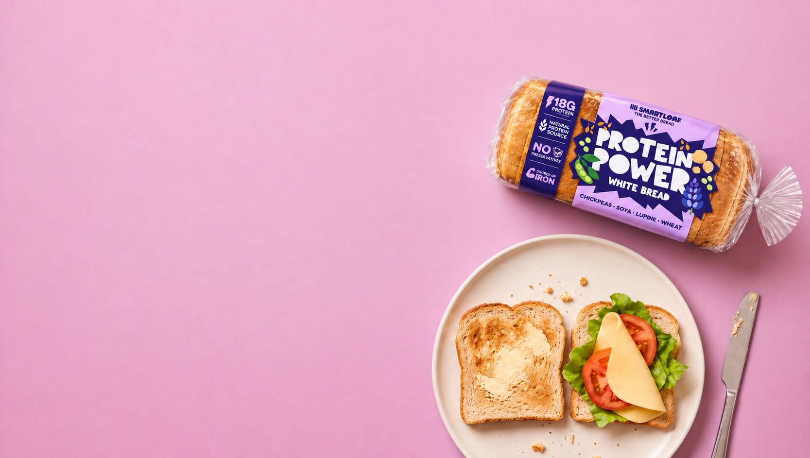Toast mit Butter, ein belegtes Brot und die Smartloaf Protein Power-Verpackung auf einem lilafarbenen Tisch.